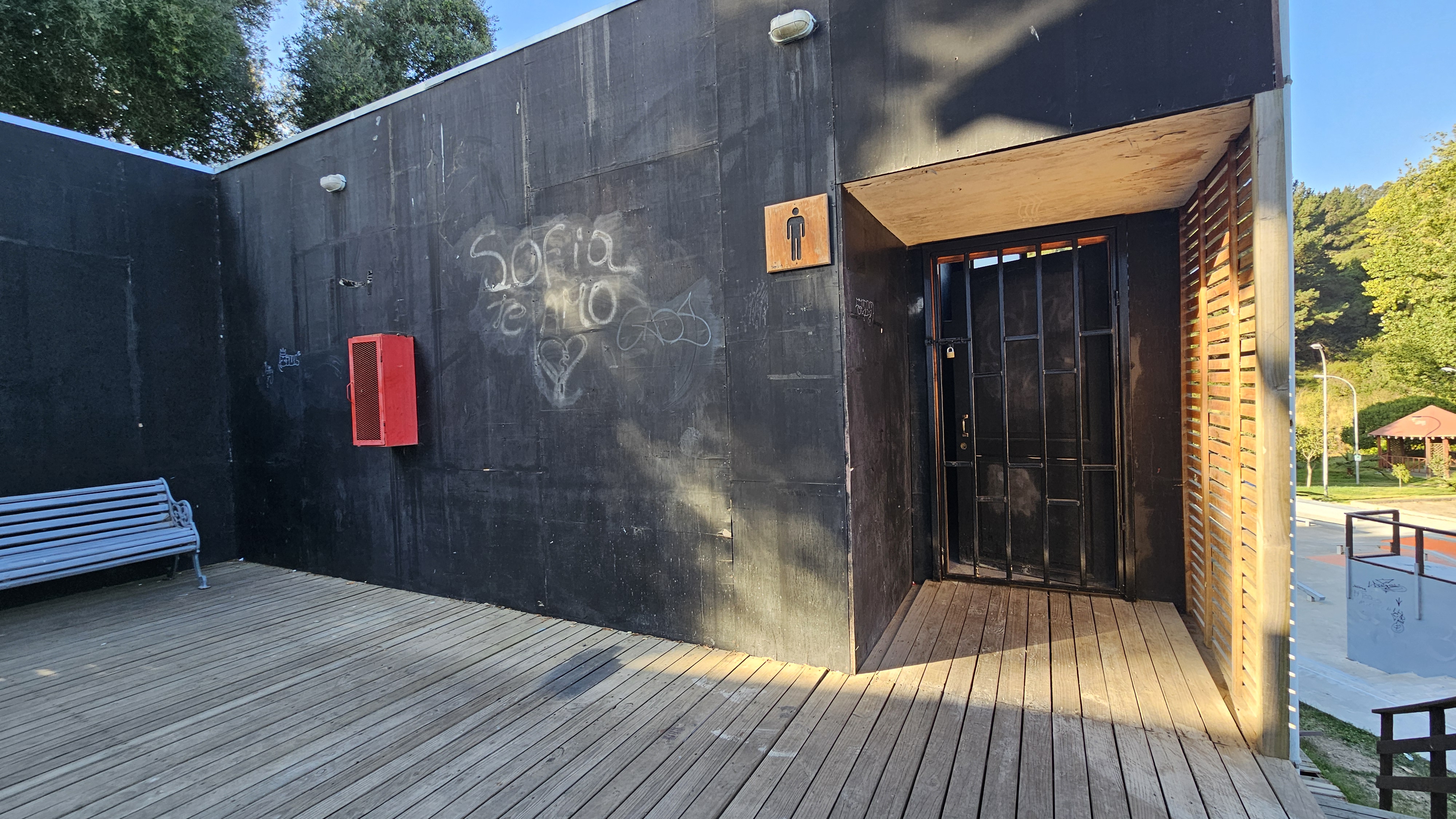 Fotografía de la amplia puerta para acceder al baño del Parque